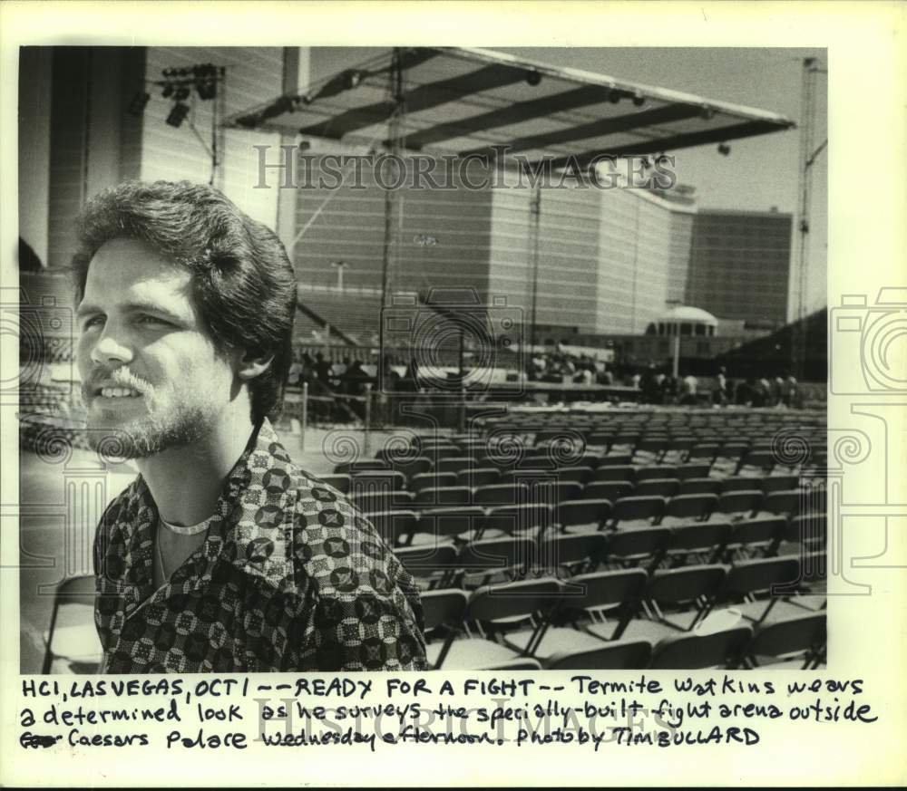 1980 Press Photo Boxer Termite Watkins views fight arena outside Caesar&#39;s Palace- Historic Images