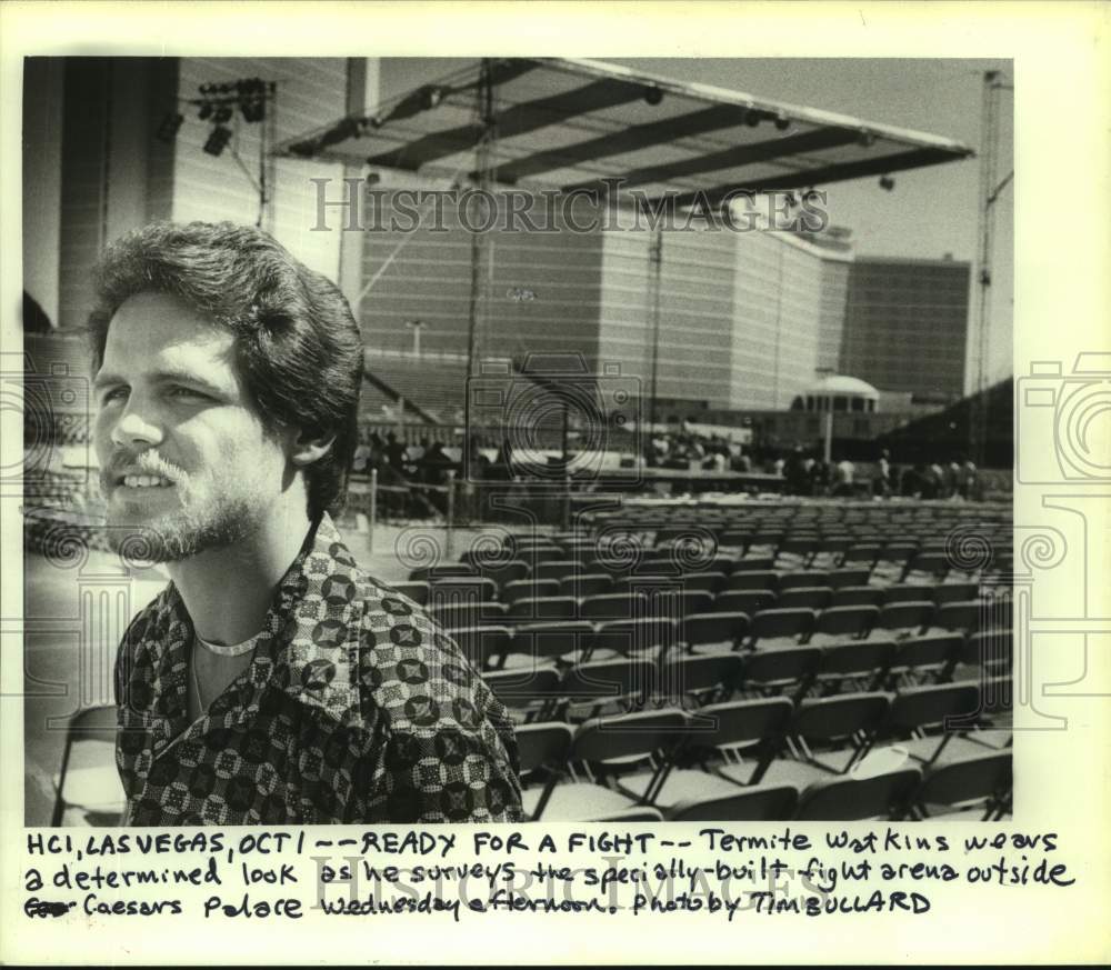 1980 Press Photo Boxer Termite Watkins views fight arena outside Caesar's Palace- Historic Images