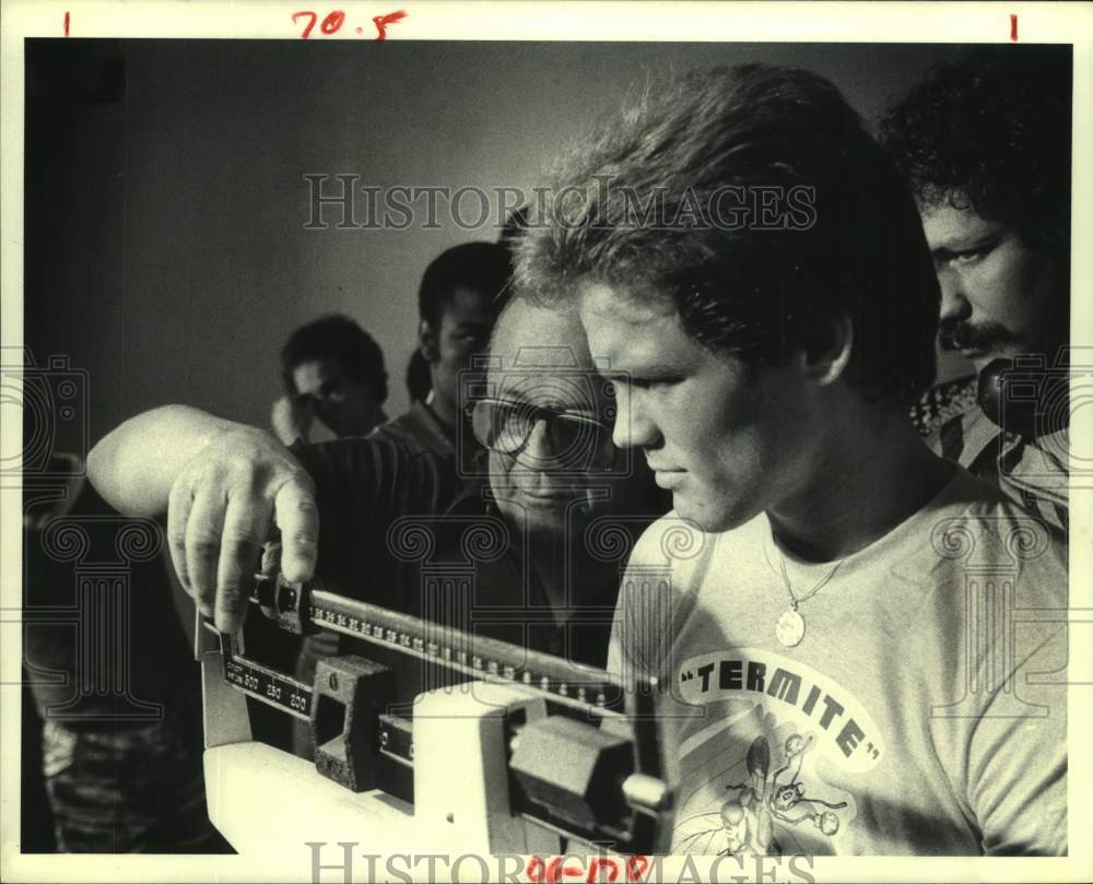 1979 Press Photo Houston boxer Maurice &quot;Termite&quot; Watkins weighs in before bout- Historic Images