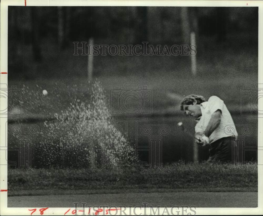 1977 Press Photo Golfer Lanny Wadkins hits from a sand trap - hcs26423- Historic Images