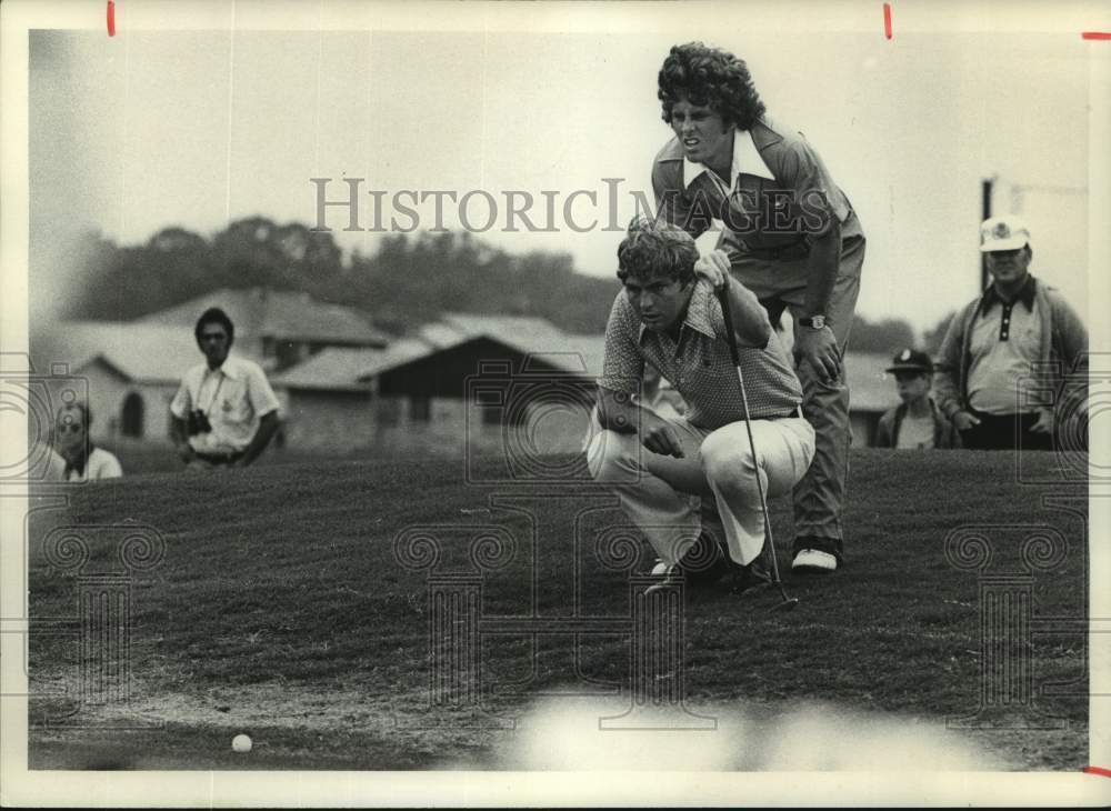 1973 Press Photo Golfer Lanny Wadkins and his caddie at the Houston Open- Historic Images