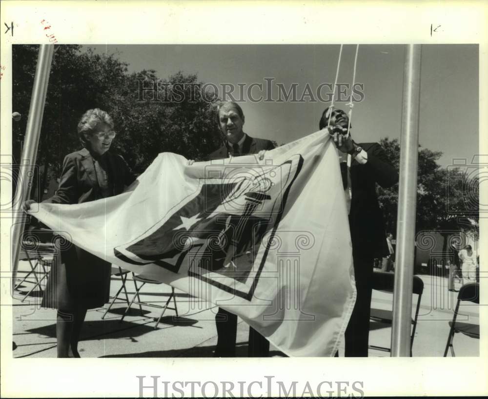 1985 Press Photo Mayor Whitmire Joe Foster &amp; Fred Newhouse, sports festival flag- Historic Images