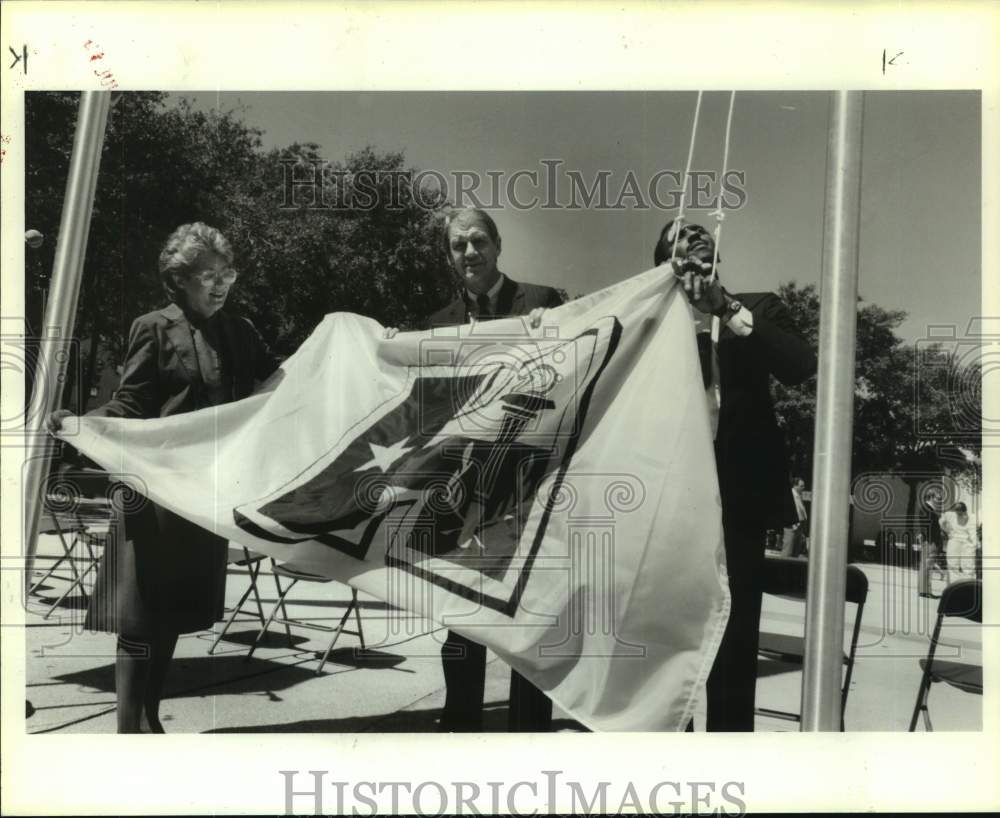 1985 Press Photo Mayor Whitmire Joe Foster & Fred Newhouse, sports festival flag- Historic Images