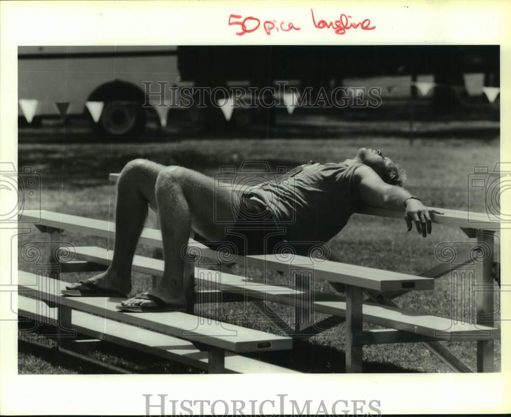 1986 Press Photo Rice's Ernest Mitchell takes break from Festival volunteering- Historic Images