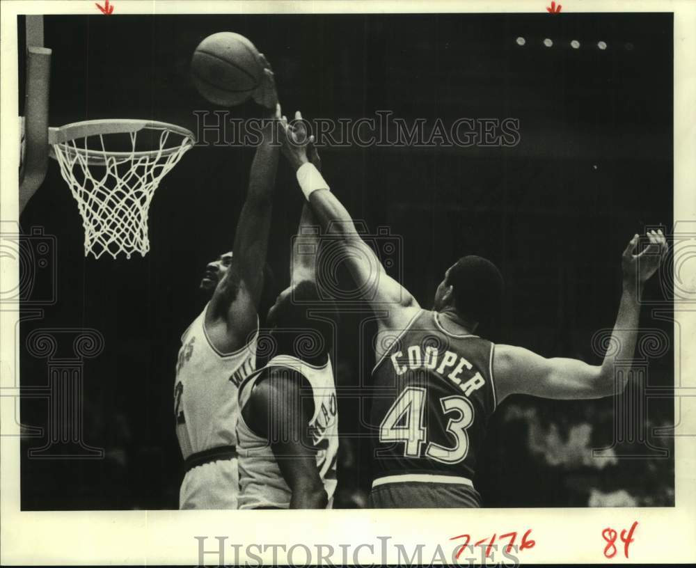 1982 Press Photo Rockets&#39; Bill Willoughby grabs rebound and scores with dunk- Historic Images