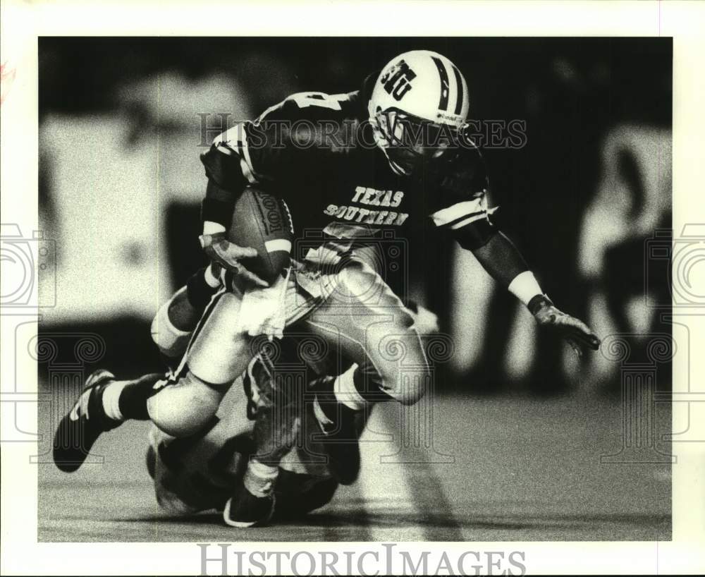 1990 Press Photo TSU&#39;s Calvin Wilson slips by Grambling defender Tony Curd- Historic Images