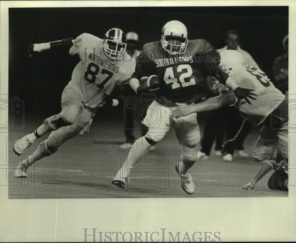1986 Press Photo South All-Star Harvey Williams carries ball past North defense- Historic Images