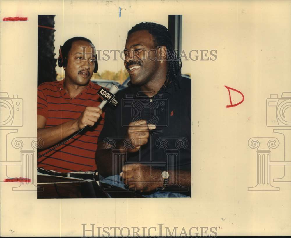 1988 Press Photo talk show host Ralph Cooper chats with Oilers Jamie Williams- Historic Images