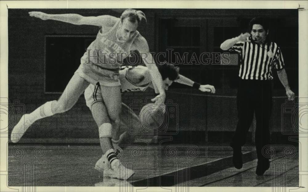 1972 Press Photo VMI Keydets&#39; Steve Wolf beats Rice player to the ball- Historic Images