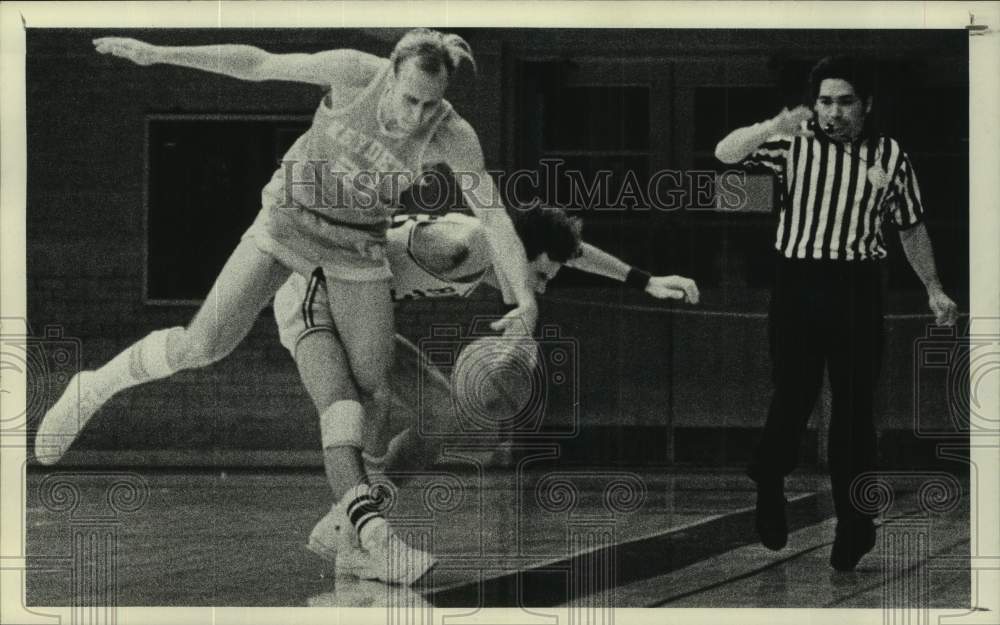 1972 Press Photo VMI Keydets' Steve Wolf beats Rice player to the ball- Historic Images