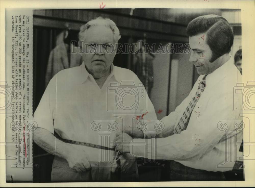 1974 Press Photo A tailor measures pool champ Minnesota Fats for new clothes- Historic Images