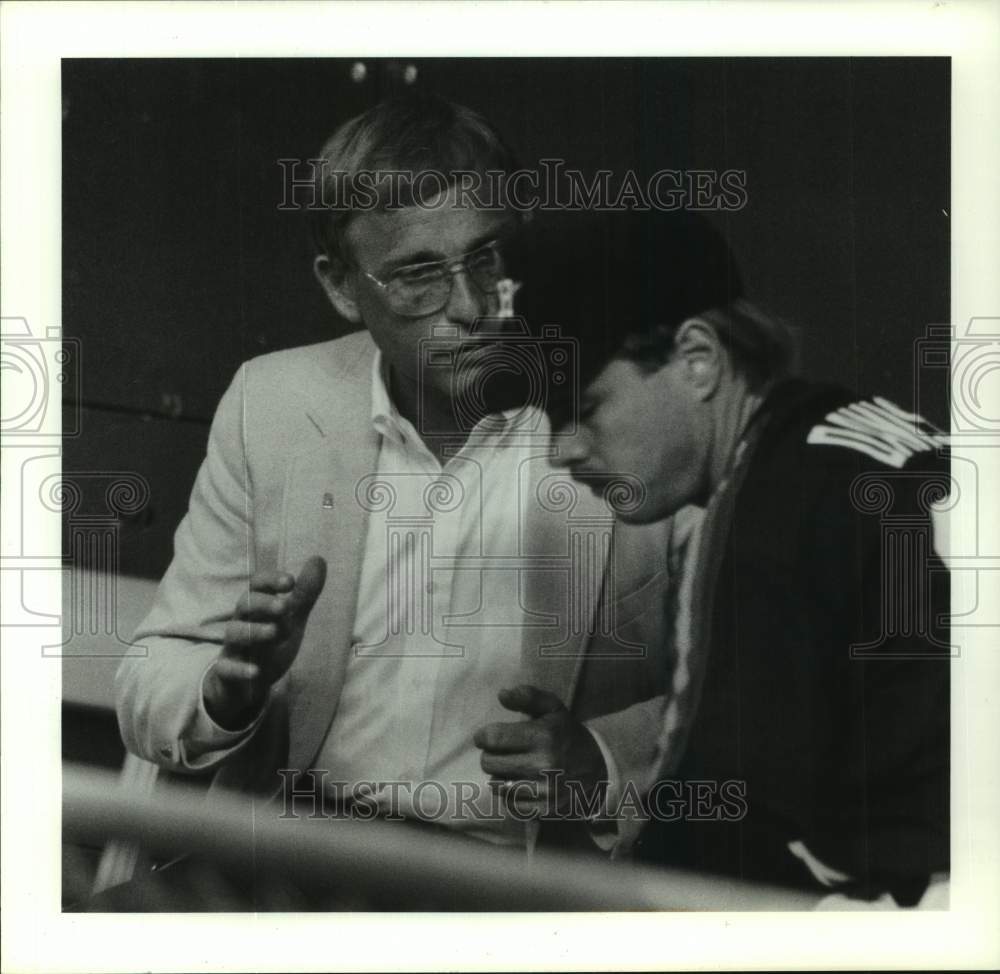 1990 Press Photo Astros manager Bill Wood and Glenn Davis chat before Reds game- Historic Images