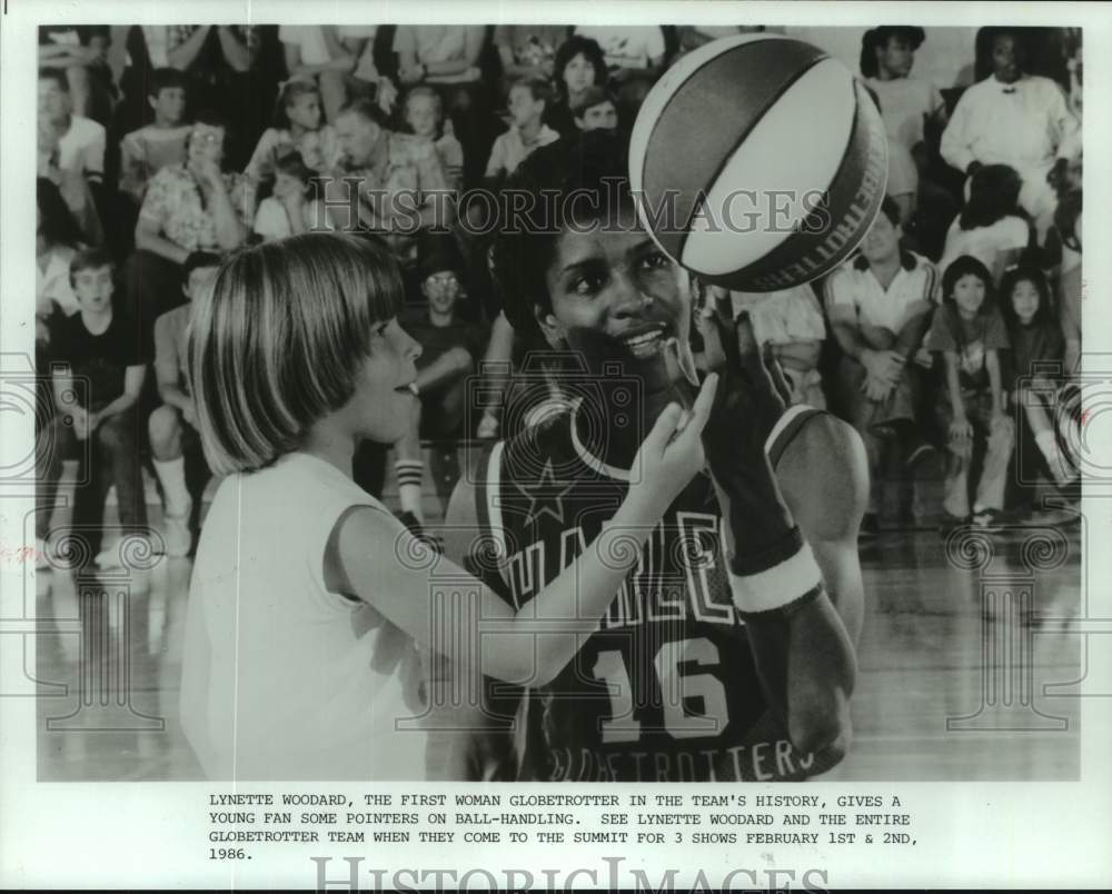 1986 Press Photo Globetrotter Lynette Woodard gives fan ball handling tips.- Historic Images