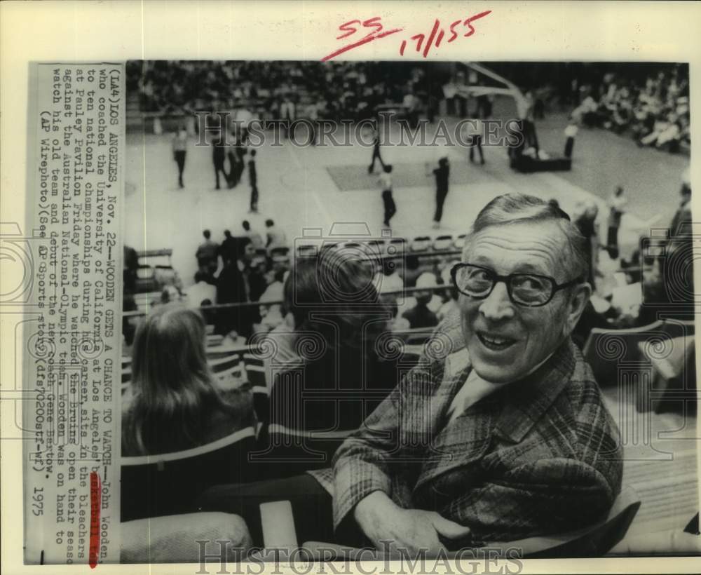 1975 Press Photo Ex-UCLA John Wooden watches team&#39;s season opener- Historic Images