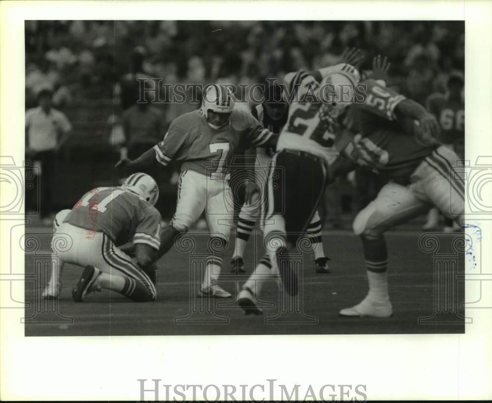 1987 Press Photo Houston Oilers placekicker Tony Zendejas in action - hcs26552- Historic Images