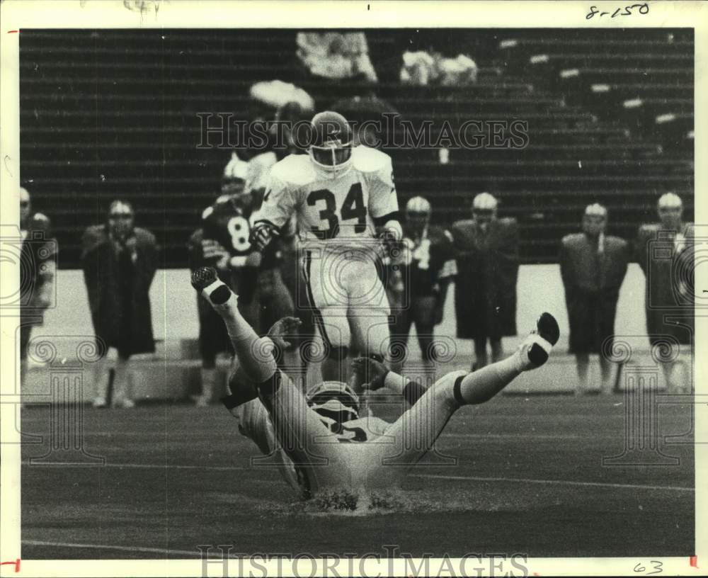 1981 Press Photo Arkansas&#39; Jeff Goff watches Danny Walters fall after pass block- Historic Images