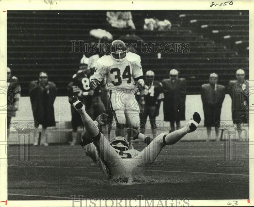 1981 Press Photo Arkansas' Jeff Goff watches Danny Walters fall after pass block- Historic Images