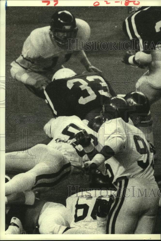 1977 Press Photo Texas A&amp;M&#39;s George Woodard is brought down by the defense- Historic Images