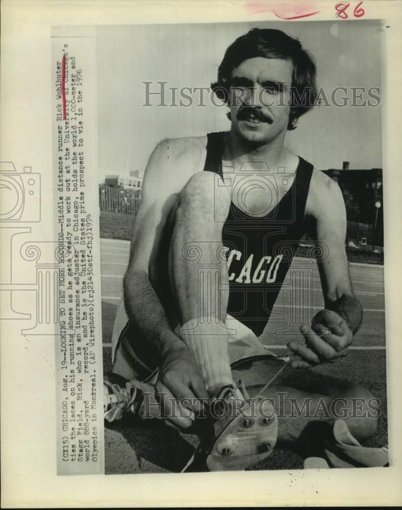 1974 Press Photo Middle distance runner Rick Wohlhuter laces up for practice- Historic Images