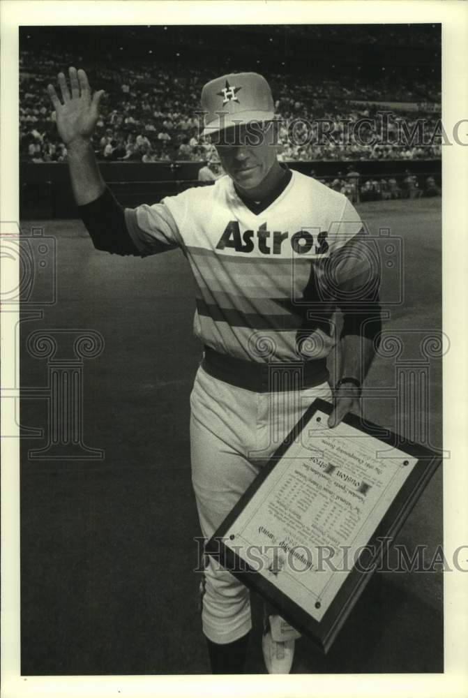 1981 Press Photo Astro manager Bill Virdon and Nat&#39;l League of Women Voter award- Historic Images