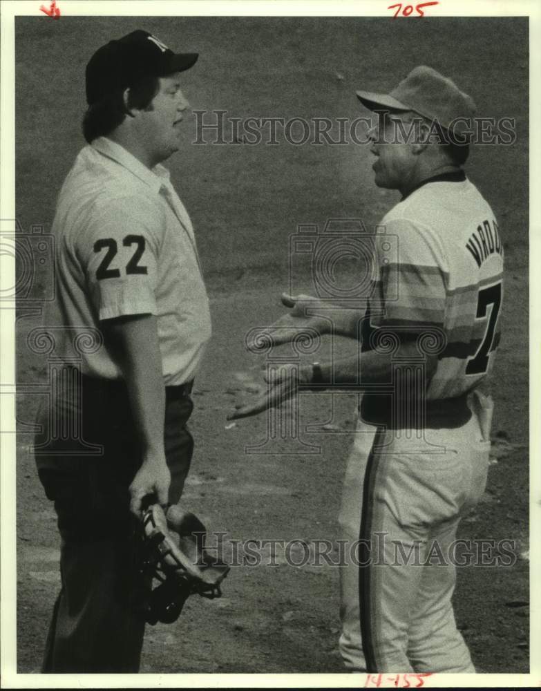 1982 Press Photo Astros manager Bill Virdon argues strike call with ump Joe West- Historic Images