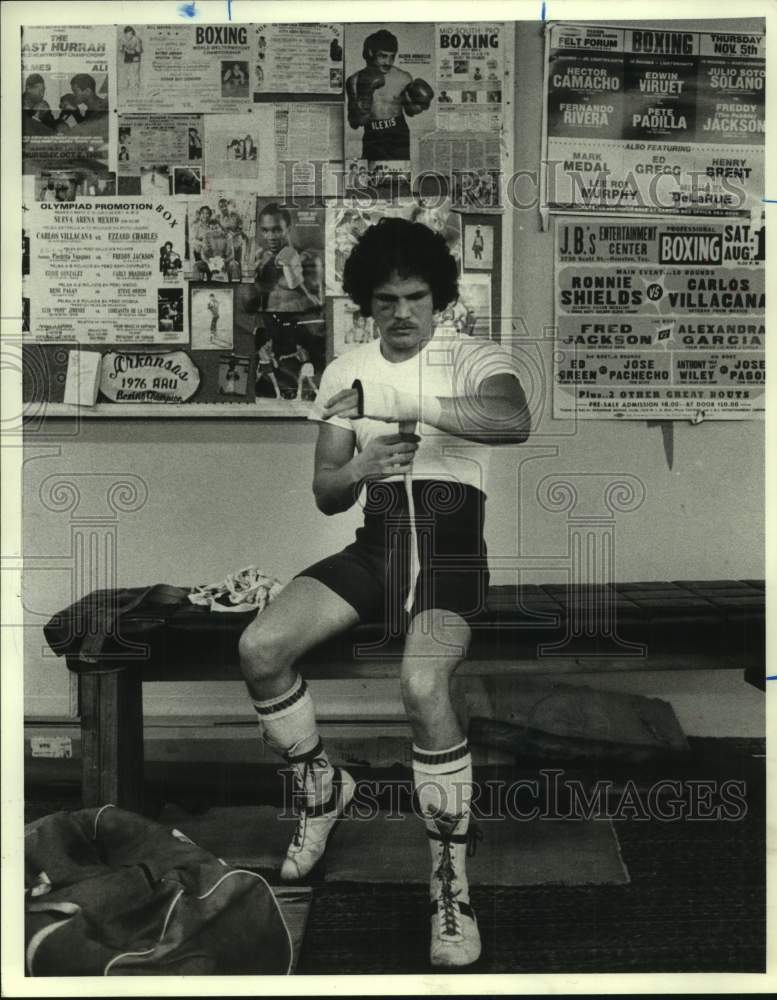 1982 Press Photo Boxer Maurice &quot;Termite&quot; Watkins wraps hands to don gloves- Historic Images