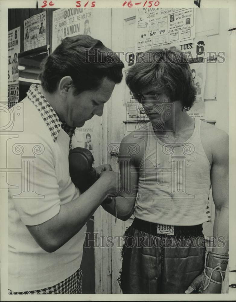 1974 Press Photo Boxer Termite (Maurice) Watkins has his glove laces tied- Historic Images