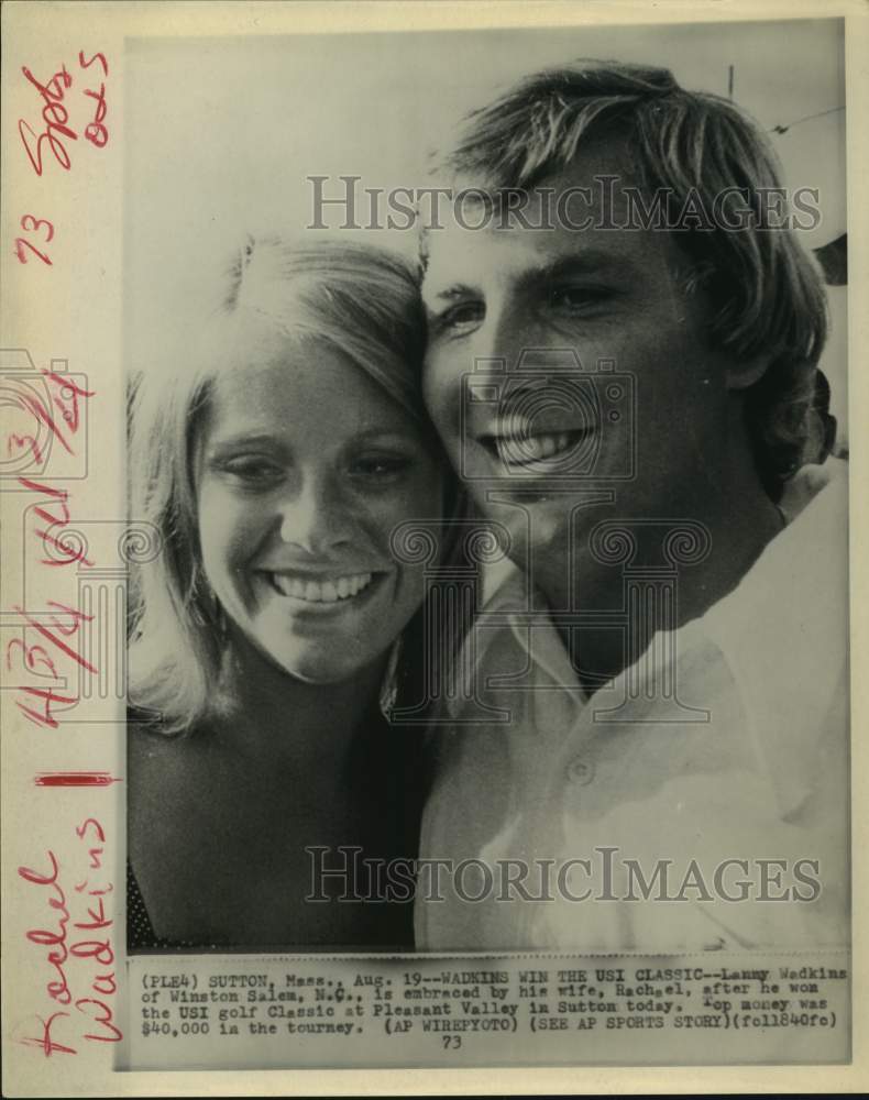 1973 Press Photo Lanny Wadkins gets wife&#39;s hug after win in USI Golf Classic- Historic Images