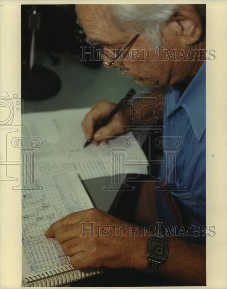 1990 Press Photo John Wilson is the official scorer for Houston Astros games- Historic Images