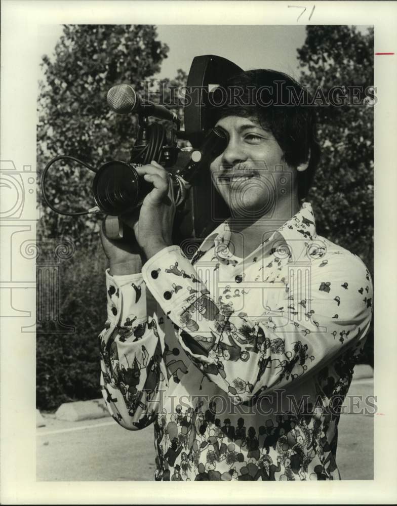 1976 Press Photo Former Houston boxer Jesse Valdez is now a KPRC-TV cameraman- Historic Images