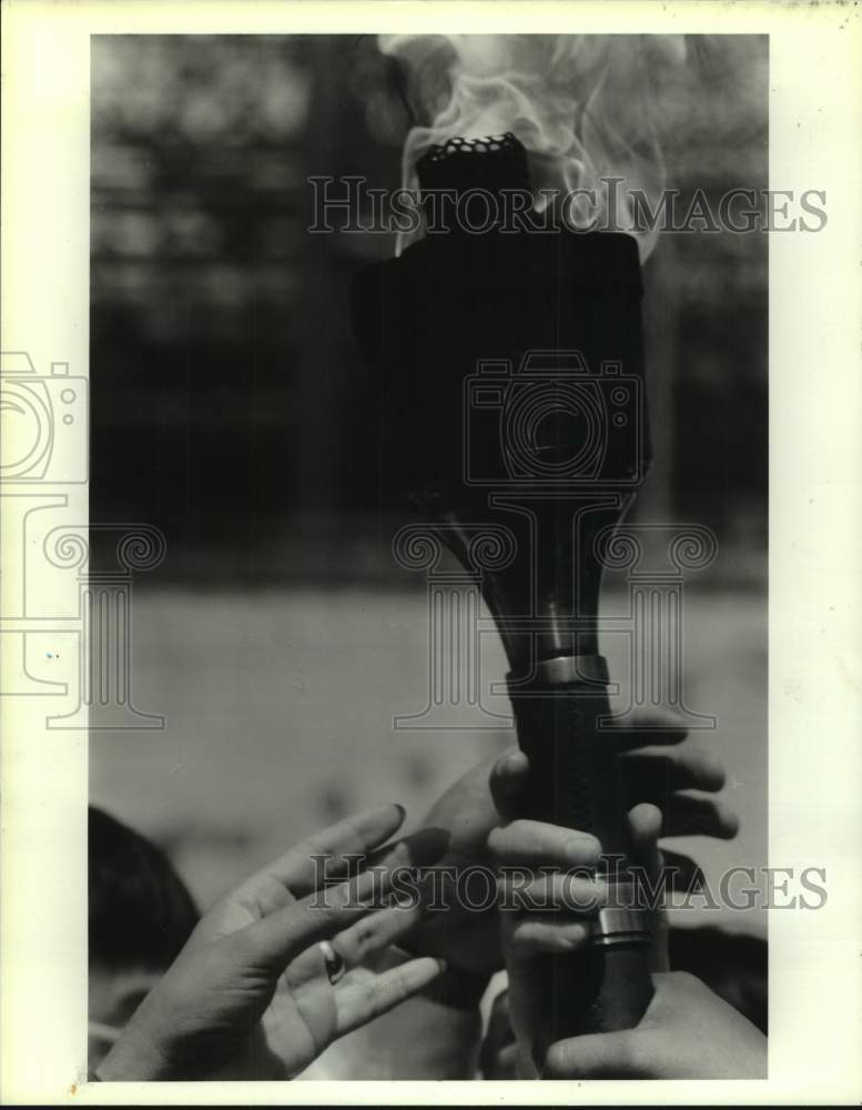 1986 Press Photo The Olympic Festival torch in crowd in Houston&#39;s Chinatown- Historic Images