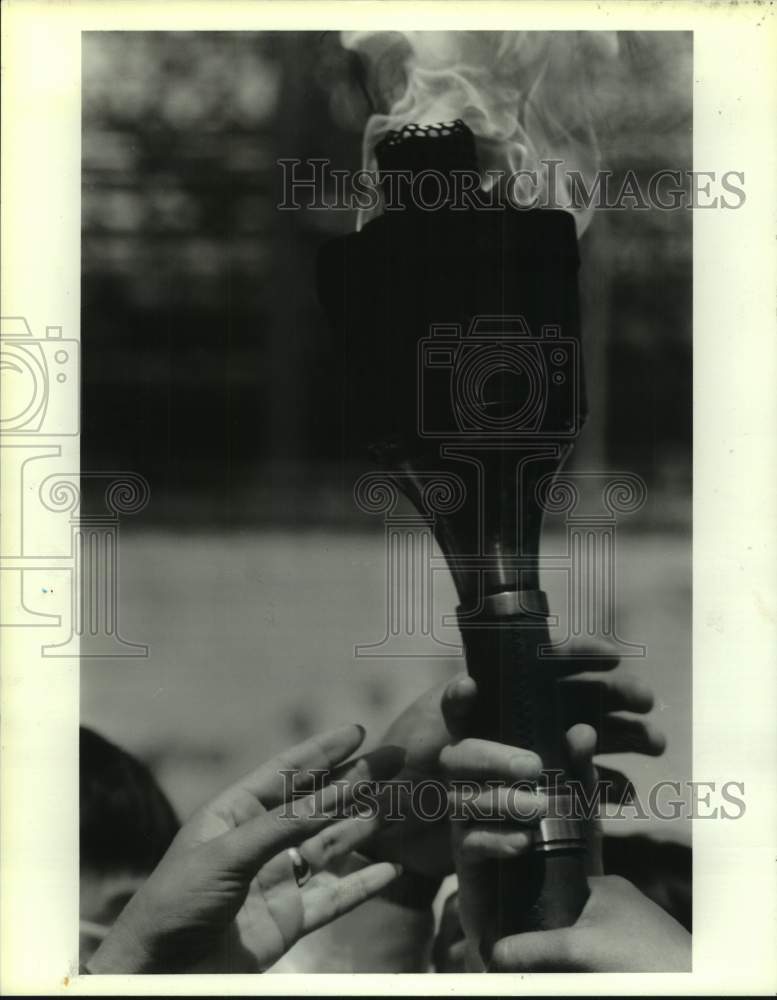 1986 Press Photo The Olympic Festival torch in crowd in Houston's Chinatown- Historic Images