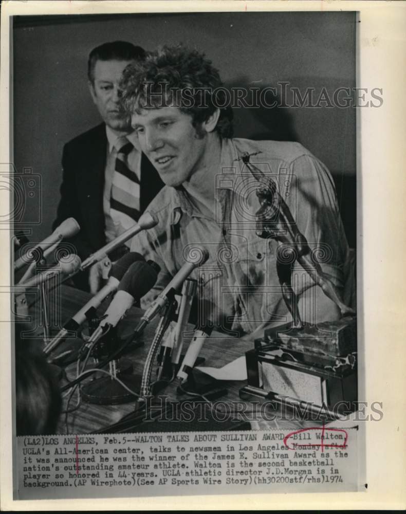 1974 Press Photo UCLA Basketball Player Bill Walton Accepts Award in Los Angeles- Historic Images