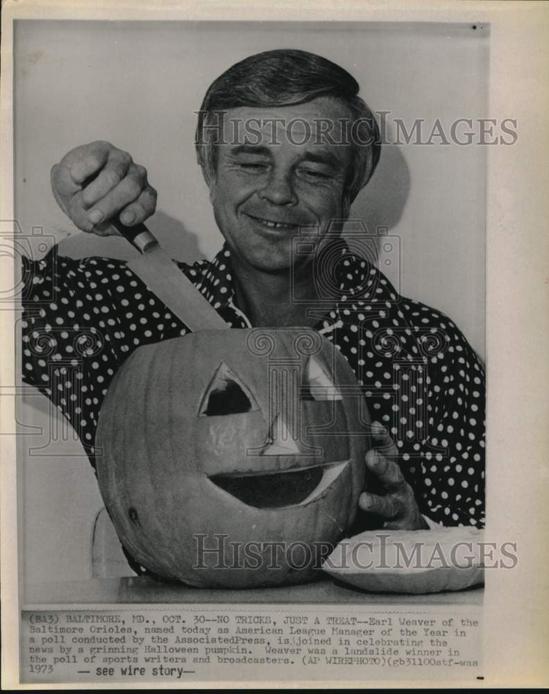 1973 Press Photo Baltimore Orioles Baseball manager Earl Weaver Carving Pumpkin- Historic Images