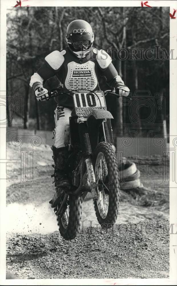 1983 Press Photo Motocross Motorcycle Racer on Track at Rio Bravo Park- Historic Images