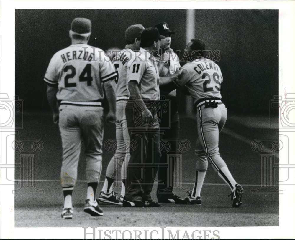 1990 Press Photo Cardinals Baseball Player Vince Coleman with Umpires at Game- Historic Images