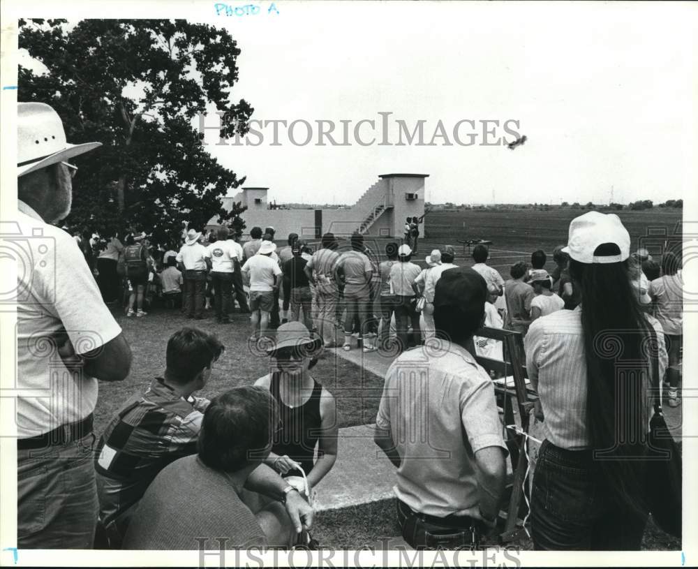 1986 Press Photo Spectators at Olympic Festival Shooting Competition in Houston- Historic Images