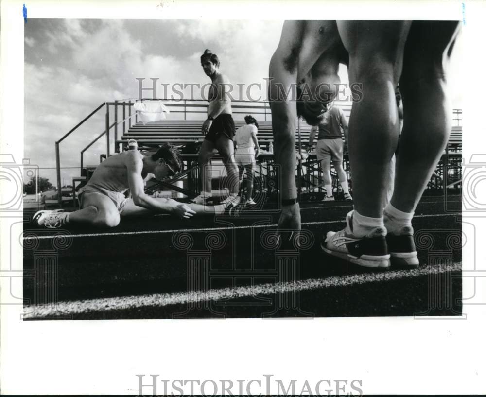 1990 Press Photo Runners Hugh Murray and Greg Fisher Stretching on Track- Historic Images