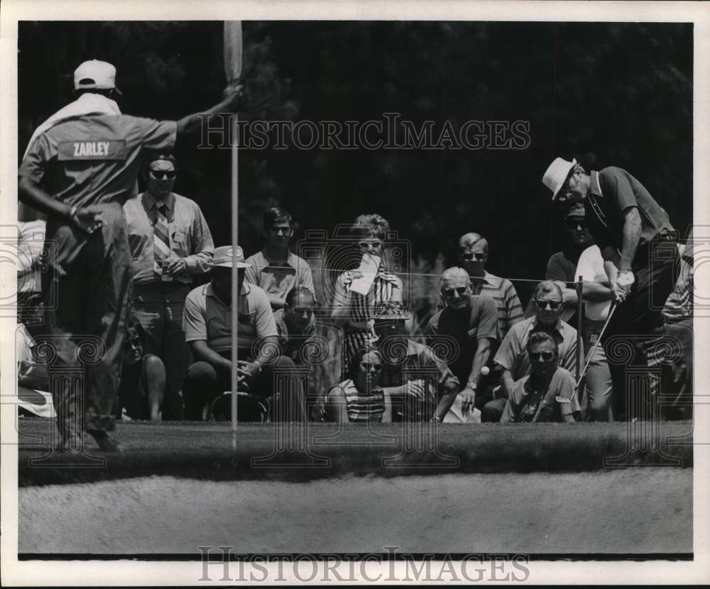 1971 Press Photo Spectators Watch Golfer Kermit Zarley chip - hcs28160- Historic Images