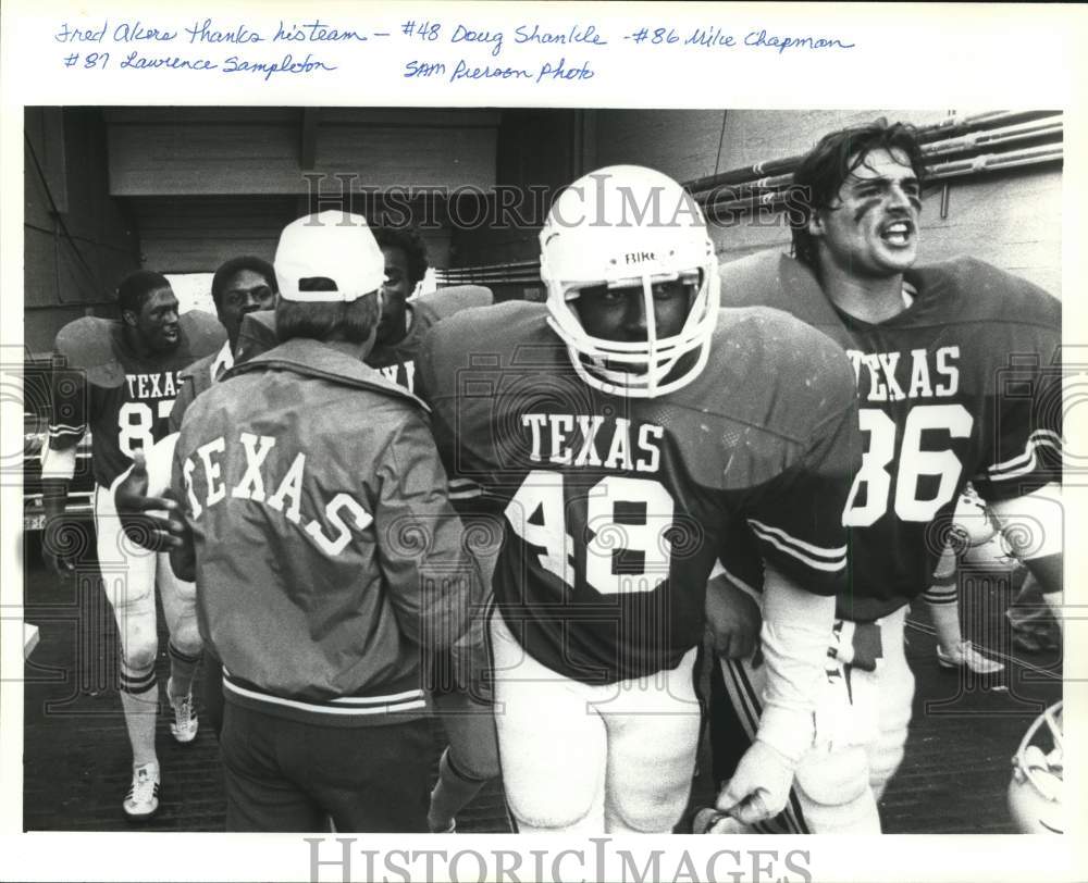 1982 Press Photo Texas Football Fred Akers and Players at Cotton Bowl- Historic Images