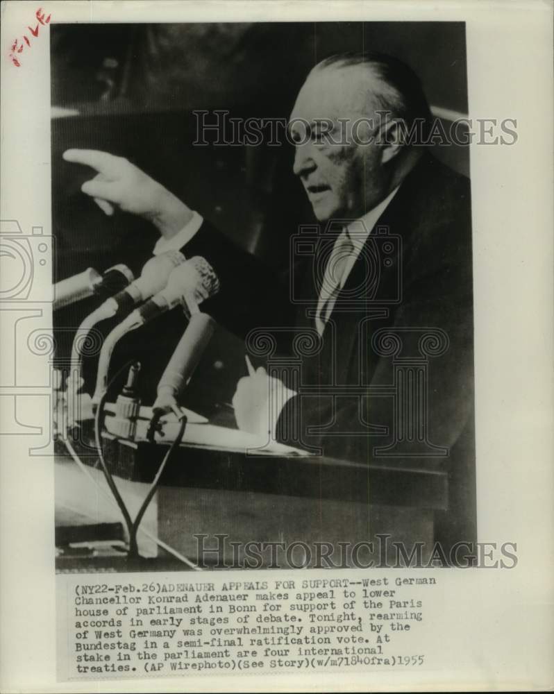 1955 Press Photo West German Chancellor Konrad Adenauer at parliament in Bonn
