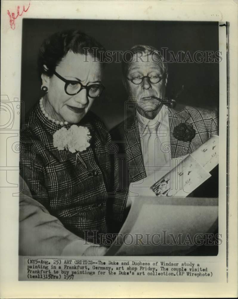 1957 Press Photo Duke & Duchess of Windsor study a painting in Frankfurt,Germany