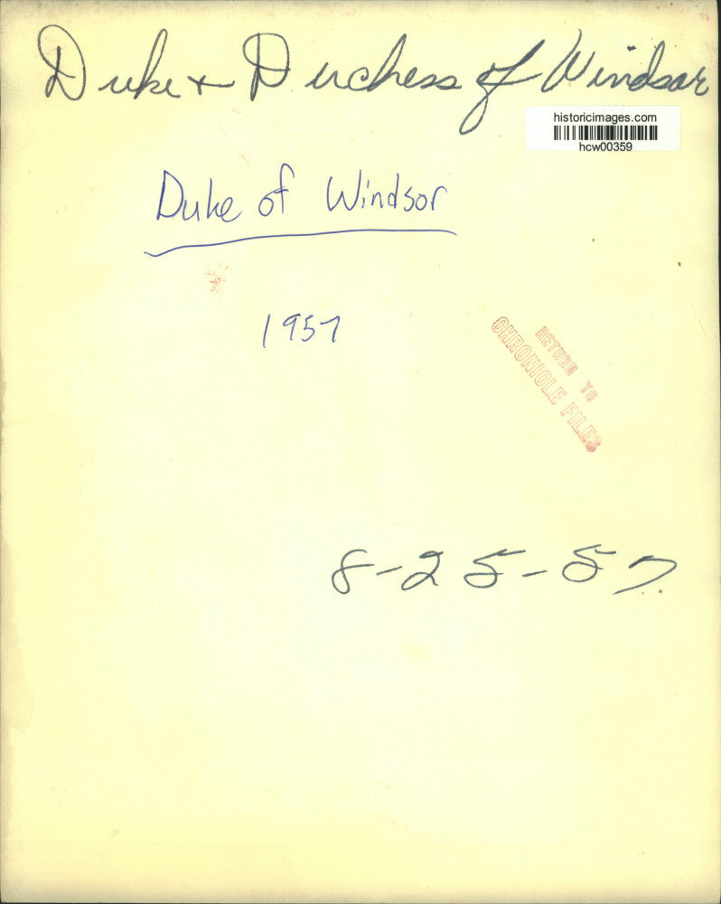 1957 Press Photo Duke & Duchess of Windsor study a painting in Frankfurt,Germany