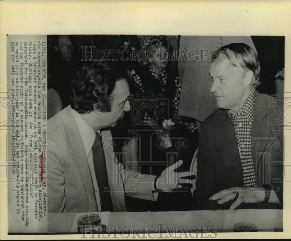 1974 Press Photo Gordie Howe talks with Joe Vargo at a banquet in Toronto.- Historic Images