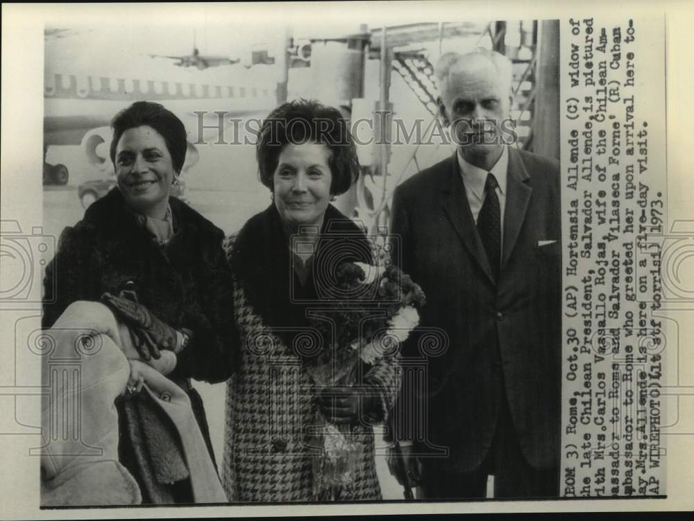 1973 Press Photo Hortensia Allende greeted by officials on visit to Rome, Italy