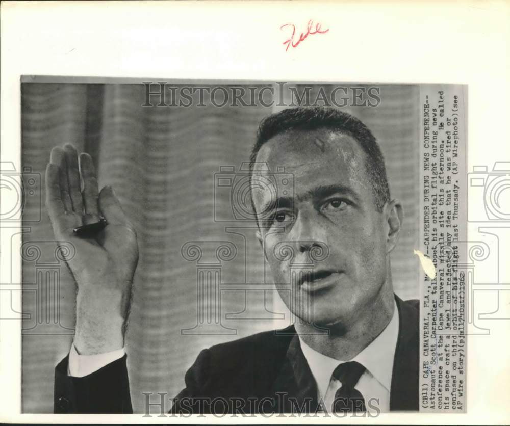 1962 Press Photo Astronaut Scott Carpenter talks of his orbit flight - Florida