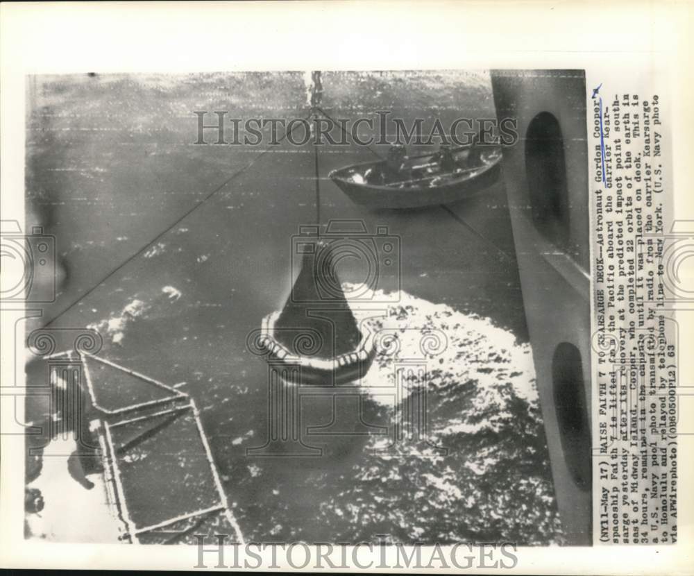 1963 Press Photo Faith 7 spaceship lifted from Pacific to Kearsarge carrier