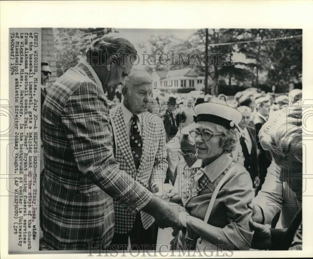 1974 Press Photo Dizzy Dean funeral, Wiggins, MS - Widow gets helping hand- Historic Images