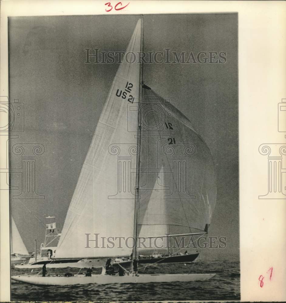 1964 Press Photo Sailboat with crew aboard - hcw08819