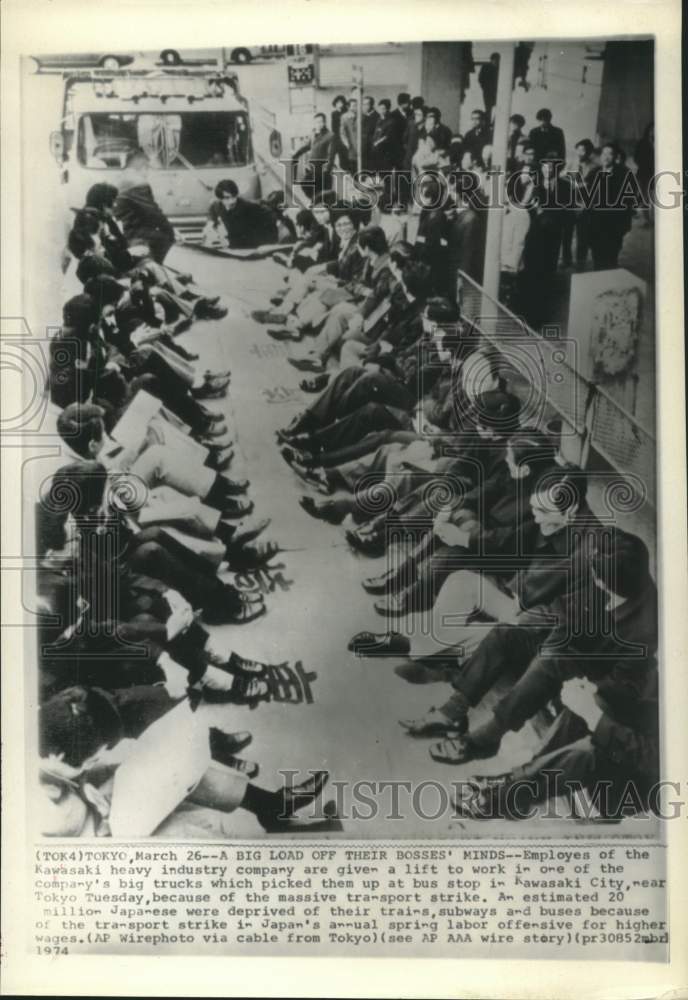 1974 Press Photo Kawasaki picks up employees by truck in Japan during strike